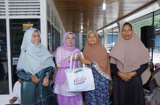 Salurkan Bantuan Sembako di Desa Terantang, Wakil Bupati Kampar Dr. Hj. Misharti Disambut Antusias oleh  Masyarakat Terantang. 