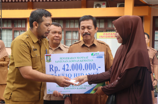 Ahliwaris Alm Taufiq Hidayat Anggota Tagana Kampar Terima Santunan Kematian Rp 40 Juta