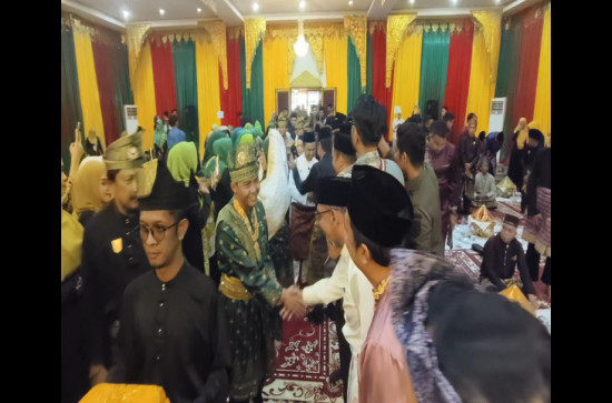 Tepuk Tepung Tawar Kepada Menhut RI Raja Juli Antoni, Azwan ; Atas Nama Pemerintah dan Masyarakat Kampar Ucapkan Selamat. 