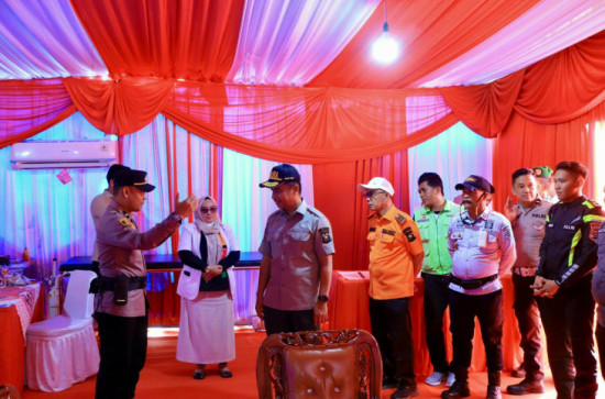 Tinjau Pos Pemgaman Nataru di Bangkinang, Bupati Kampar Serahkan Bantuan Minuman untuk Petugas. 