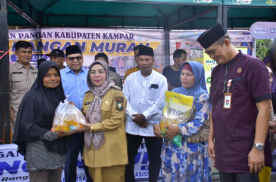 Menjelang Safari Ramadhan, Wakil Bupati Kampar Gelar Pangan Murah Untuk Warga Koto Tuo. 