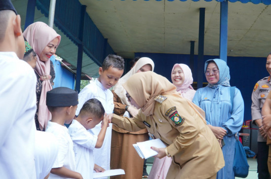 Serahkan Santunan Anak Yatim di Desa Pancuran Gading, Wabup: Ini Bentuk Nyata Dari Kepedulian dan Kebersamaan Kita Sebagai Masyarakat.