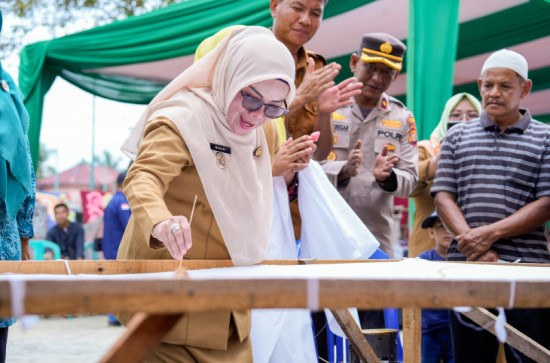 Wakil Bupati Kampar Misharti Resmi Buka Pelatihan Membatik dan Panen Jagung Manis di Kelurahan Lipat Kain