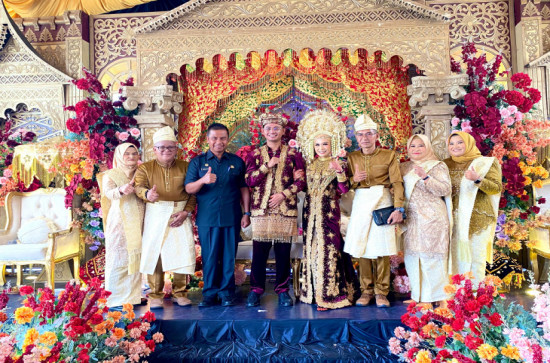 Hadiri Resepsi Nur Annisa dan Andre, Bupati Kampar Ahmad Yuzar Ucapkan Semoga Menjadi Keluarga Sakinah, Mawaddah Warahmah. 