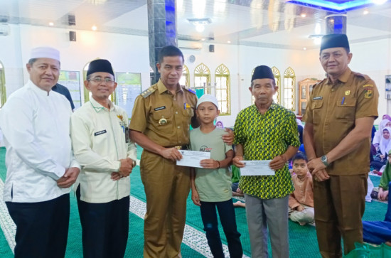 Bupati Kampar Ahmad Yuzar Serahkan Santunan untuk Anak Yatim dan Du'afa di Pendopo Komplek Rumah Dinas Bupati Kampar. 