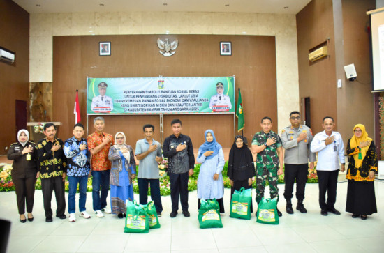 Alhamdulilah, Bupati Kampar Serahkan Bantuan Sosial berupa Beras Kepada Masyarakat Miskin. 