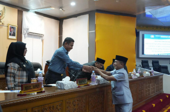 Paripurna DPRD Tanggapi Pandangan Umum Fraksi-Fraksi atas Ranperda APBD Tahun 2026, Bupati Kampar Sampaikan Jawaban Pemerintah. 