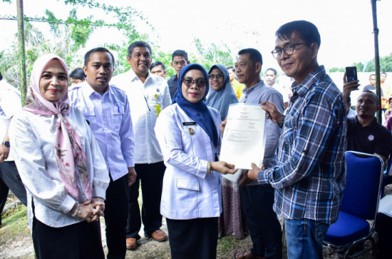 Wujudkan Reforma Agraria, Wakil Bupati Kampar Serahkan 517 Sertifikat di Desa Siabu.