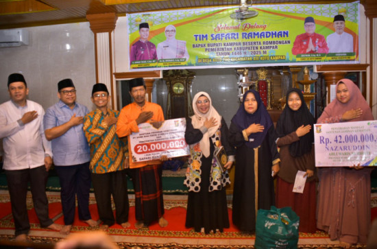 Usai buka Pangan Murah, Wakil Bupati Kampar Lanjutkan Safari Ramadhan di Masjid Al-Hikmah Koto Tuo. 