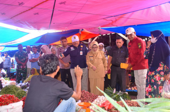 Tinjau Pasar Kuok Jelang Ramadhan, Wakil Bupati Dr. Misharti ; Alhamdulillah Harga Sembako dan Bahan Pokok Stabil. 