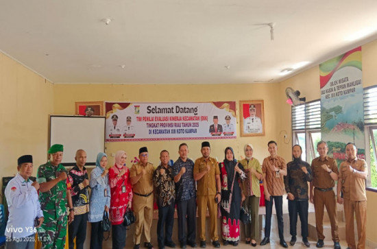 Camat XIII Koto Kampar Terima Tim Penilai Evaluasi Kinerja Kecamatan