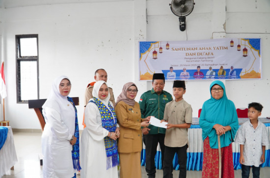 Berbagi dan ikut Merasakan, Wakil Bupati Kampar Dr. Misharti Serahkan Santunan Untuk Yatim dan Dhuafa di Kecamatan Tambang. 
