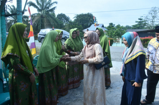 Hadiri Pengajian Rutin Muslimat NU di Tapung Lestari, Wabup Kampar Apresiasi Muslimat NU dan Paparkan Program Pemerintah. 