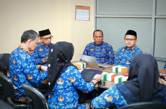 Asisten III Ir.Azwan M.Si Pimpin Rapat Pengusulan UPT Puskesmas Muara Uwai