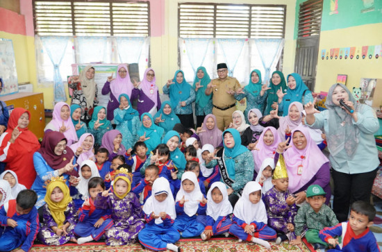 Bersama Bunda Paud Riau, Tengku Nurheryani Ahmad Yuzar Senam Bersama Anak-Anak PAUD 