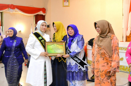 Peduli Paud,  Bunda Paud Kampar  Tengku Nurheryani Ahmad Yuzar Terima Penghargaan Paud Kategori Penjalin Kemitraan 