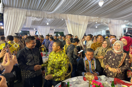 Bersama Gubernur Riau, Bupati Kampar Ikuti Gala Dinner Rakornas PHD 2025 di Sulawesi Tenggara. 
