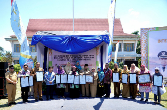 Puncak Harganas ke 32, Wakil Bupati Kampar Dr Misharti Serahkan Berbagai Penghargaan. 