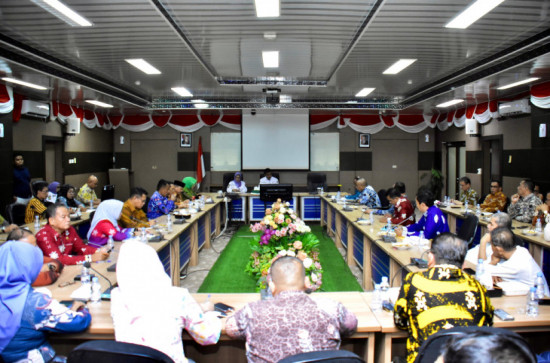 Pimpin Rapat Staf, Bupati Kampar Tegaskan Semua Program Strategis Berjalan Dengan Lancar.