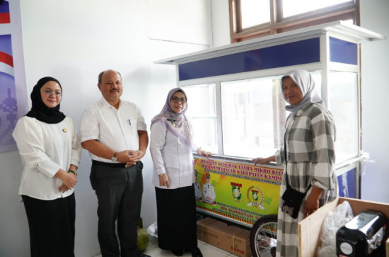 Bangkitkan Ekonomi Masyarakat, Wabup Misharti Serahkan Bantuan Peralatan Usaha untuk 188 Pelaku UMK Binaan. 