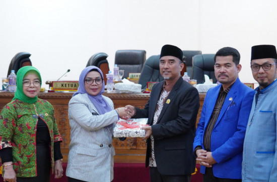 Wakil Bupati Kampar Sampaikan Rancangan Perubahan KUA dan PPAS APBD Tahun 2025 Dalam Rapat Paripurna DPRD