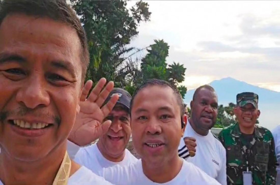 Hari Ke 7 Kegiatan Retreat Bupati Kampar di Akmil Magelang, Bupati Kampar Mendaki Ke Puncak Gunung Tidar. 