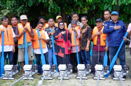 Pemkab Kampar Serahkan Bantuan Prasarana Usaha Perikanan Tangkap di Desa Teratak Buluh