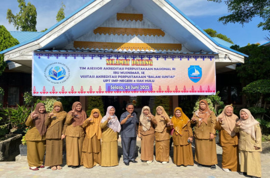 Dispersip Kab. Kampar Bersama Tim Asessor Akreditasi Perpustakaan Nasional RI Lakukan Visitasi Akreditasi Perpustakaan Di UPT SMP Negeri 4 Siak Hulu
