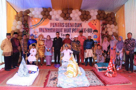 Bangkitkan Batang Taghondam UPT SDN 016 Bukit Ranah Gelar Pentas Seni Khitan Tradisolional Kabupaten Kampar. 