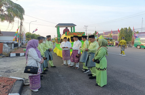 Memeriahkan Pawai Ta'aruf MTQ Ke-43 Tingkat Prov. Riau, Kafilah Kab. Kampar Tampilkan Perahu Lanco
