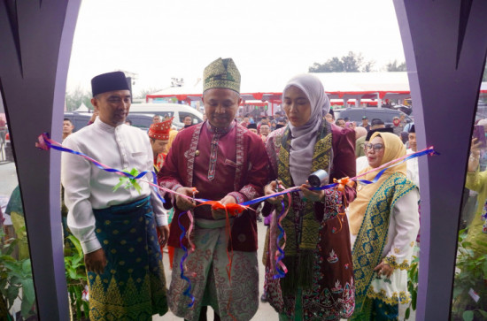 Tampilkan Kuliner Khas Kab. Kampar, Gubernur Riau Adbul Wahid Gunting Pita Stand Bazar Kampar. 