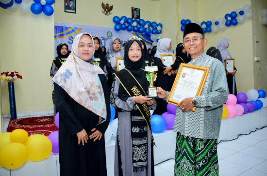 Baznas Kampar Apresiasi Kepada 19 Santri/Wati Darul Ulum Salo Saat Wisuda Berhasil Penghapal Al-Qur’an.