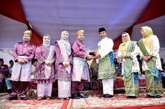 Pimpin Pawai Ta'ruf Kafilah Kampar MTQ XLIII Riau Di Bengkalis, Bupati Kampar Serahkan Cenderamata Kepada Gubri. 