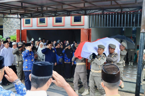 Diantar Ribuan Pelayat, PJ. Sekda Kampar Ardi Mardiansyah Lepas Alm Ahmad Zaki Dengan Upacara Pelepasan Jenazah. 