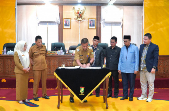 Bupati Kampar Tanda Tangani Nota Kesepakatan KUA-PPAS Perubahan APBD 2025 dan Penyampaian Ranperda Prioritas