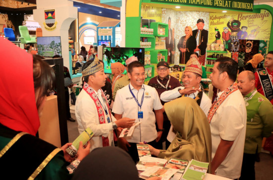 Terima Pengunjung di Stand Apkasi Otonomi Expo 2025, Bupati Kampar: Alhamdulillah, Produk Lokal Kampar Diminati Pengunjung