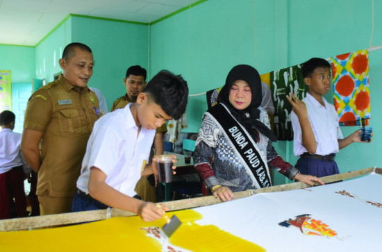 Tinjau SLB Negeri Bangkinang, Bunda Paud Kabupaten Kampar Apresiasi Bakat dan Kreativitas Anak Didik