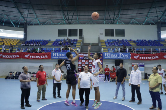 Wakili Bupati Kampar, Plt Kadis Kominfo dan Persandian Zulfikar Buka Turnamen Riau Pos Honda Student Basketball League (HSBL) Tahun 2025.