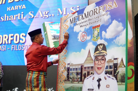 Milad Ke-55, Wakil Bupati Kampar Dr Misharti Luncurkan Buku ke-3 Berjudul 