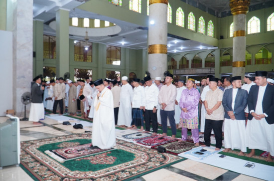 Bupati Kampar Laksnakan Sholat Idul Fitri 1446 H di Masjid Al Ihsan Islamic Center Bangkinnag. 