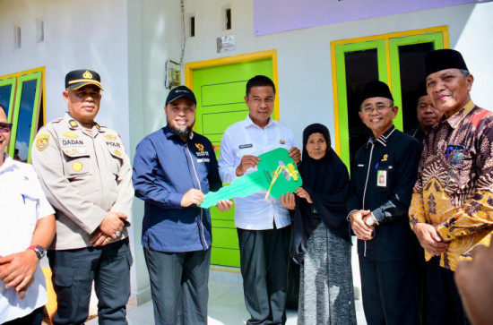 Bupati Kampar Serahkan Rumah Layak Huni Ganting Damai, Bupati Kampar : Sinergitas Pemerintah Dengan Baznas Entaskan Kemiskinan ditengah-Tengah Masyarakat. 