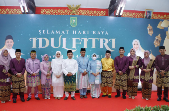 Lebaran Hari Pertama, Bupati Kampar dan Rombongan Lakukan Open House di Rumah Gubernur dan Forkopimda Riau. 