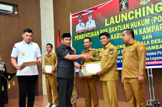 Kepala Desa Alam Panjang menerima Penghargaan dari Kepala Kantor Wilayah Kementerian Hukum Riau Tahun 2025.