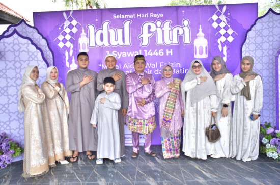 Open House Kediaman Wakil Bupati, Bupati Kampar dan Segenap Lapisan Masyarakat Berkunjung ke Kediaman Wakil Bupati Kampar Dr Misharti. 