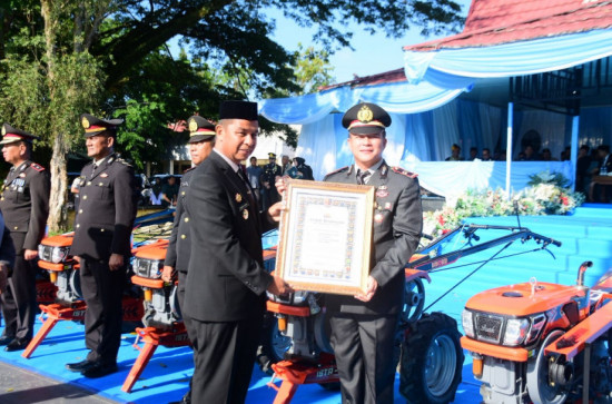 Upacara Hari Bhayangkara Ke-80, Kapolres Bacakan Amanat Presiden, Serahkan Penghargaan & 5 Unit Hand Traktor