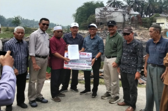 Peduli Ponpes Terbakar, Forum Purnabhakti ASN Pemkab Kampar Donasikan 153 Sak Semen untuk Membangun Kembali Asrama Santri Ponpes Syech Burhanuddin.
