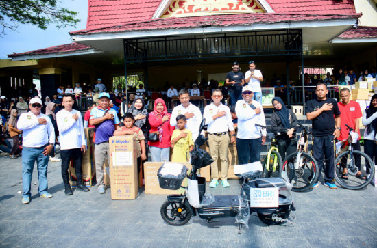 Bupati dan Wakil Bupati Kampar Ikuti Jalan Santai May Day 2026, Ratusan Doorprize Meriahkan Kegiatan. 