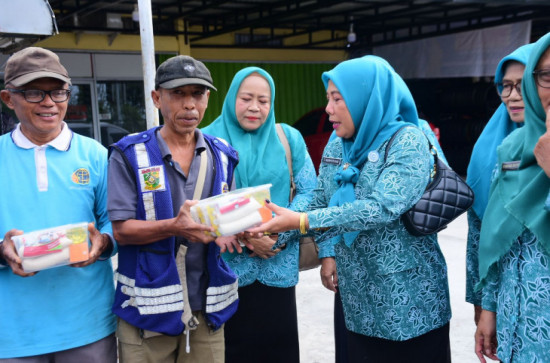 Ketua TP PKK Kampar Salurkan Bantuan Sembako untuk Tukang Parkir dan Tukang Becak di Bangkinang Kota