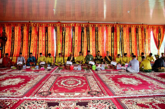 Wujud Pelestarian dan Tradisi Masyarakat Kampar, Bupati dan Wakil Bupati Kampar Lakukan Prosesi Makan Bajambau.