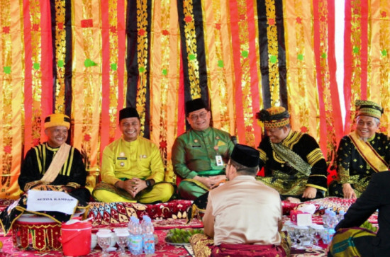 Tradisi Makan Bajambau Warnai Puncak HUT Kabupaten Kampar ke-76